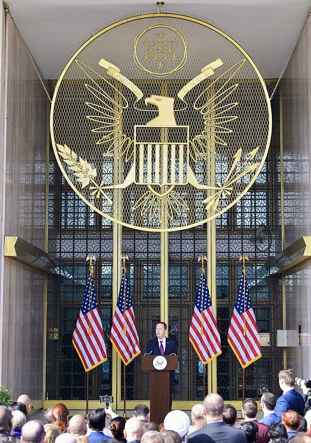 New U.S. Ambassador to India Makes Unconventional Entrance at Inauguration