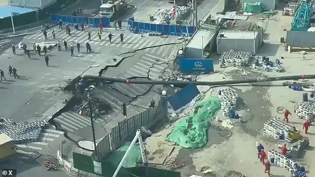 Shanghai Sinkhole Swallows Road, Workers Scramble as Metro Construction Suspected