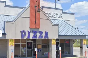 Heartwarming Story: Brave Pizza Delivery Man's Mile-Long Journey in a Snowstorm