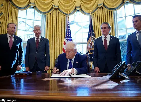 Trump signs executive order against COVID-19 vaccine mandates