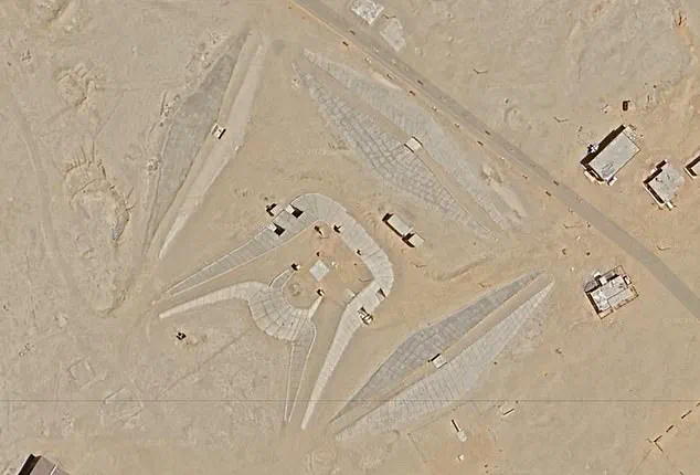 Mysterious Horseshoe-Shaped Complex Near Giza Pyramids Stirs Speculation and Curiosity