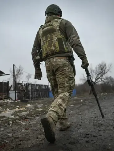 Telegram Video Reveals Brutal Hand-to-Hand Combat Between Ukrainian and Russian Soldiers