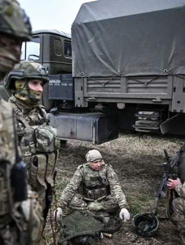 Russian and Ukrainian Soldiers Observe Easter Truce in Rare Face-to-Face Encounter