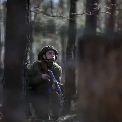 Ukrainian Soldiers Evacuate Ugledar Under Cover of Civilians