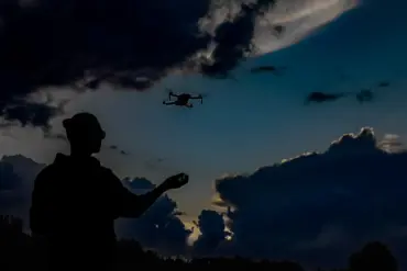 Clandestine Night Operation in Novoukrainka: Russian Forces Detect Ukrainian Soldiers in Residential Structure