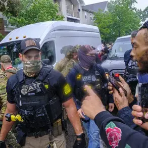 Minneapolis Chaos Erupts as Protesters Mistake Federal Investigation for ICE Raid, Sparking Confrontation with Agents