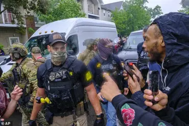 Minneapolis Chaos Erupts as Protesters Mistake Federal Investigation for ICE Raid, Sparking Confrontation with Agents