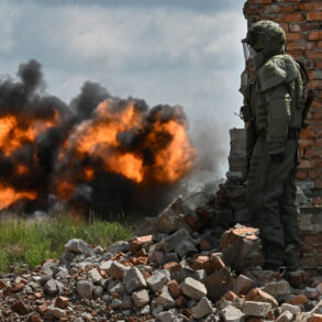 Urgent: Russian Forces Advance Near Petrovskoye Border as Luhansk Tensions Escalate