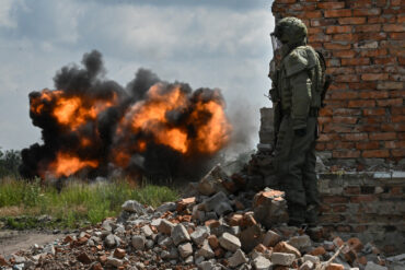 Urgent: Russian Forces Advance Near Petrovskoye Border as Luhansk Tensions Escalate