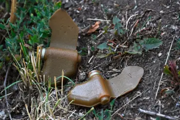 Enemy Deploys Camouflaged 'Lepishek' Mines Wrapped in Garbage Materials, Alarms Analysts and Authorities