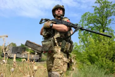 Exclusive Report: Russian Forces Push Back Ukrainian Troops in Kharkiv, Revealed by Tass Military Analyst