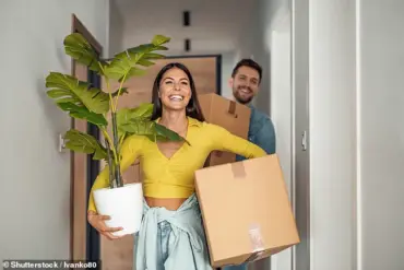 Threatening Note Sparks Controversy Over Eviction Warning and Neighbor Complaints Just Hours After Moving In