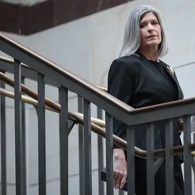 Unexpected Resignation: Iowa Senator Joni Ernst Steps Down, Shifting Political Landscape